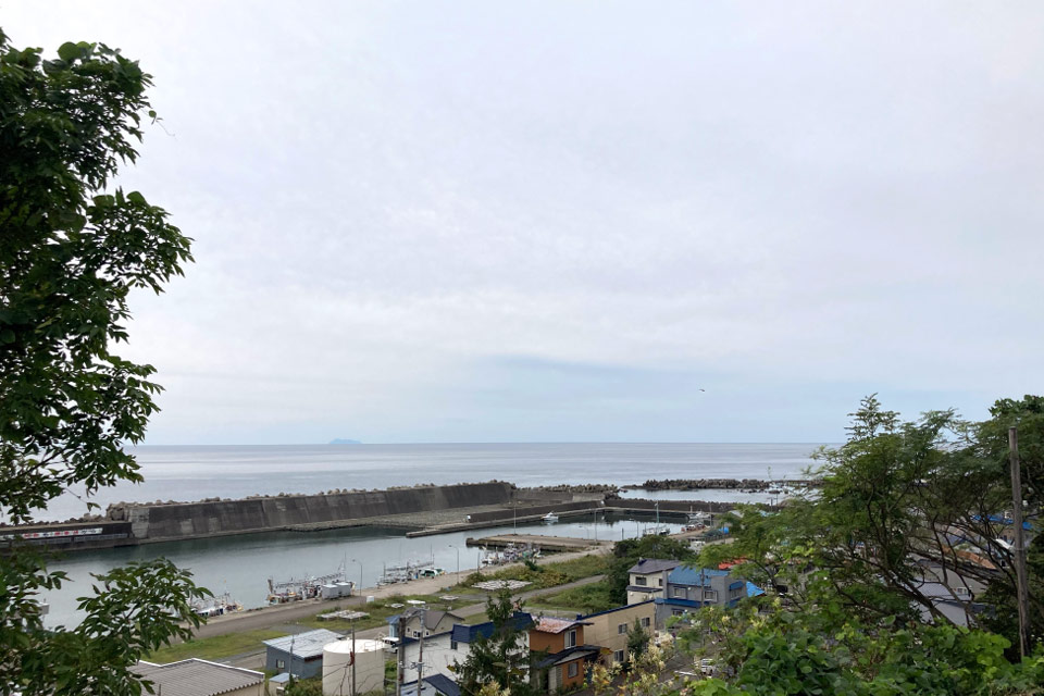 Kumaishi’s Townscape and the Sea of Japan