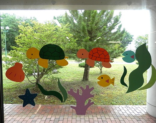 児童室窓飾り夏仕様！の写真