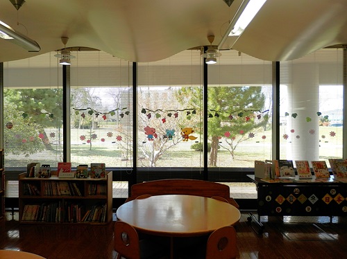 児童室窓飾り秋仕様の写真