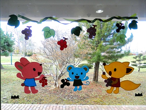 児童室窓飾り秋仕様の写真