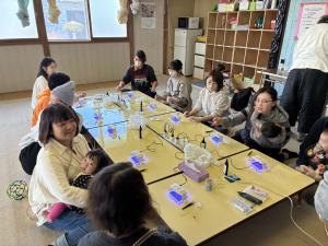 レジン液を固める作業中