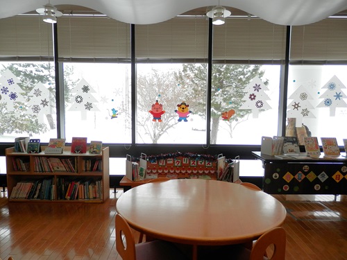 児童室窓飾り冬仕様の写真