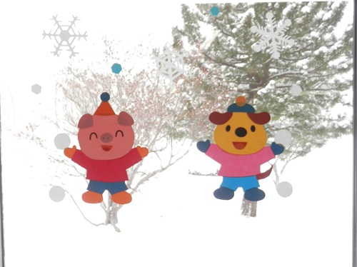 児童室窓飾り秋仕様の写真